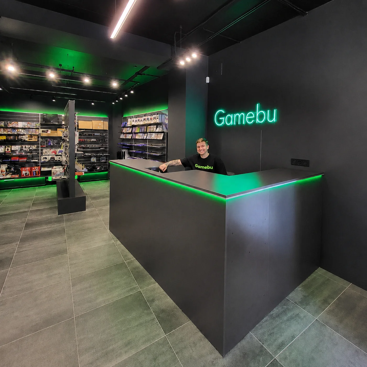 Торговый зал GAMEBU: витрины с приставками, аксессуарами и стойка выдачи
